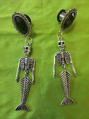 00g Mermaid Skeleton Plug Earrings